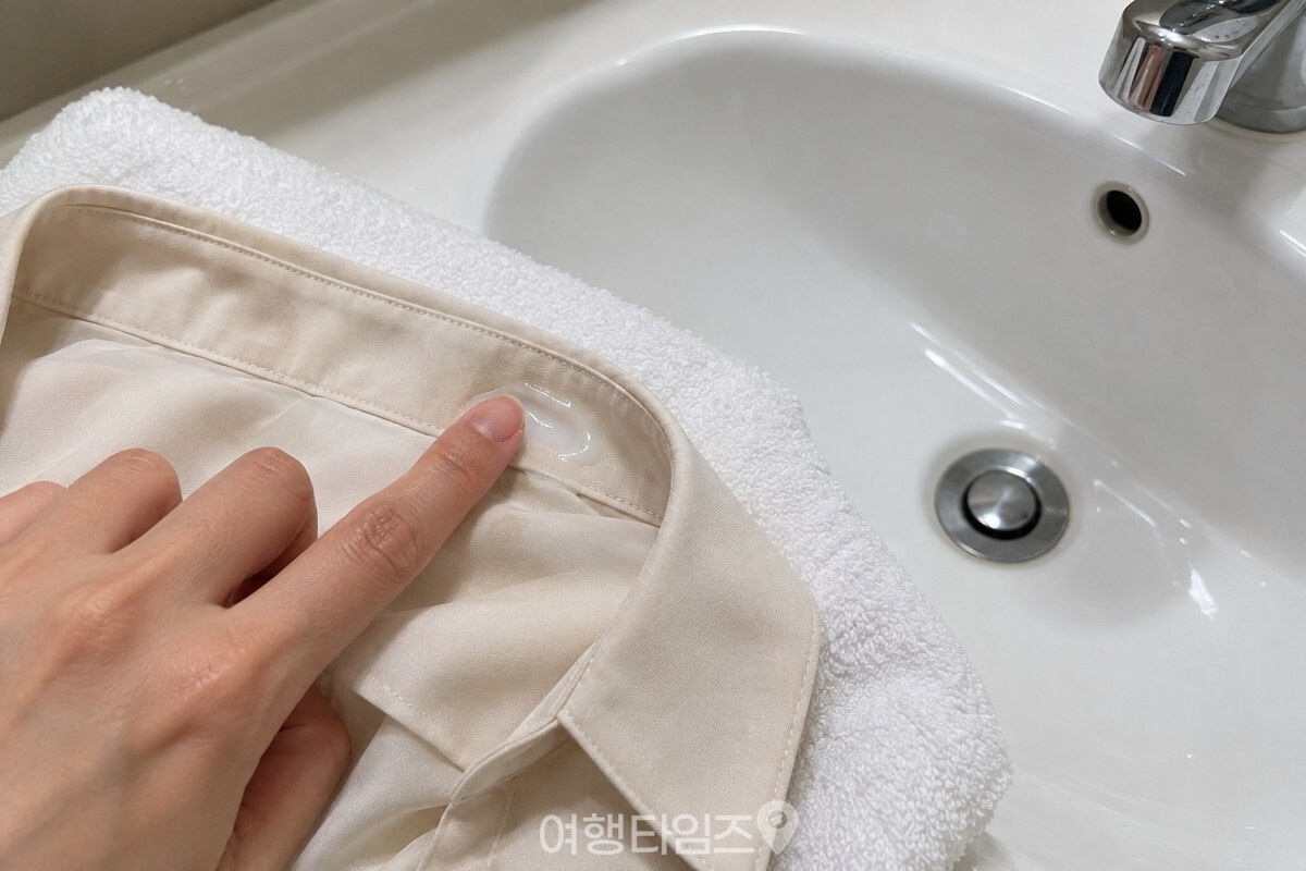 목깃의 처리한 자리에 중성세제를 한 방울 올려 손가락으로 가볍게 펴는 모습. / 기사 이해를 돕기 위한 생성형 이미지