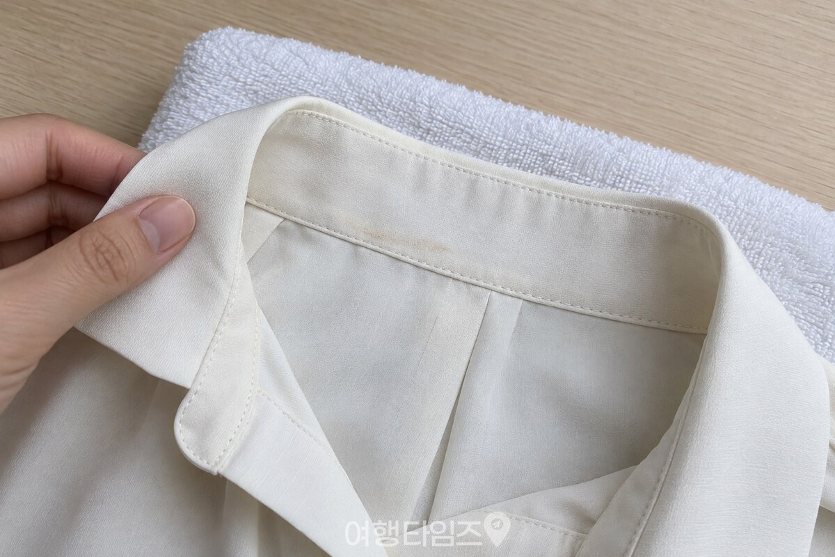 마른 블라우스 목깃 섬유 위에 얇게 묻은 파운데이션 자국을 확대한 모습. / 기사 이해를 돕기 위한 생성형 이미지
