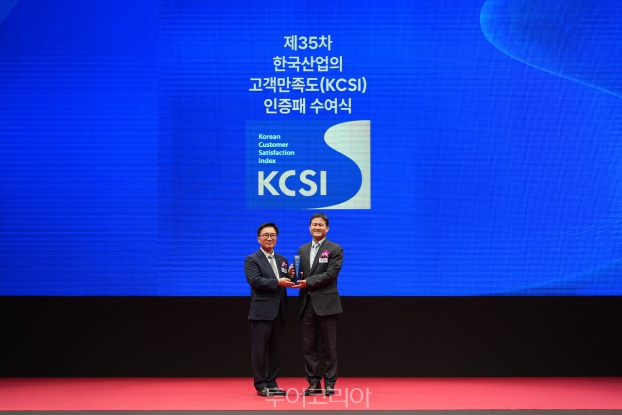 지난달 30일 서울 중구 신라호텔에서 열린 2026 한국산업의 고객만족도 조사(KCSI) 인증패 수여식에서 하나투어 이민택 고객관리실장(오른쪽)이 기념 촬영을 하고 있다 /사진-하나투어