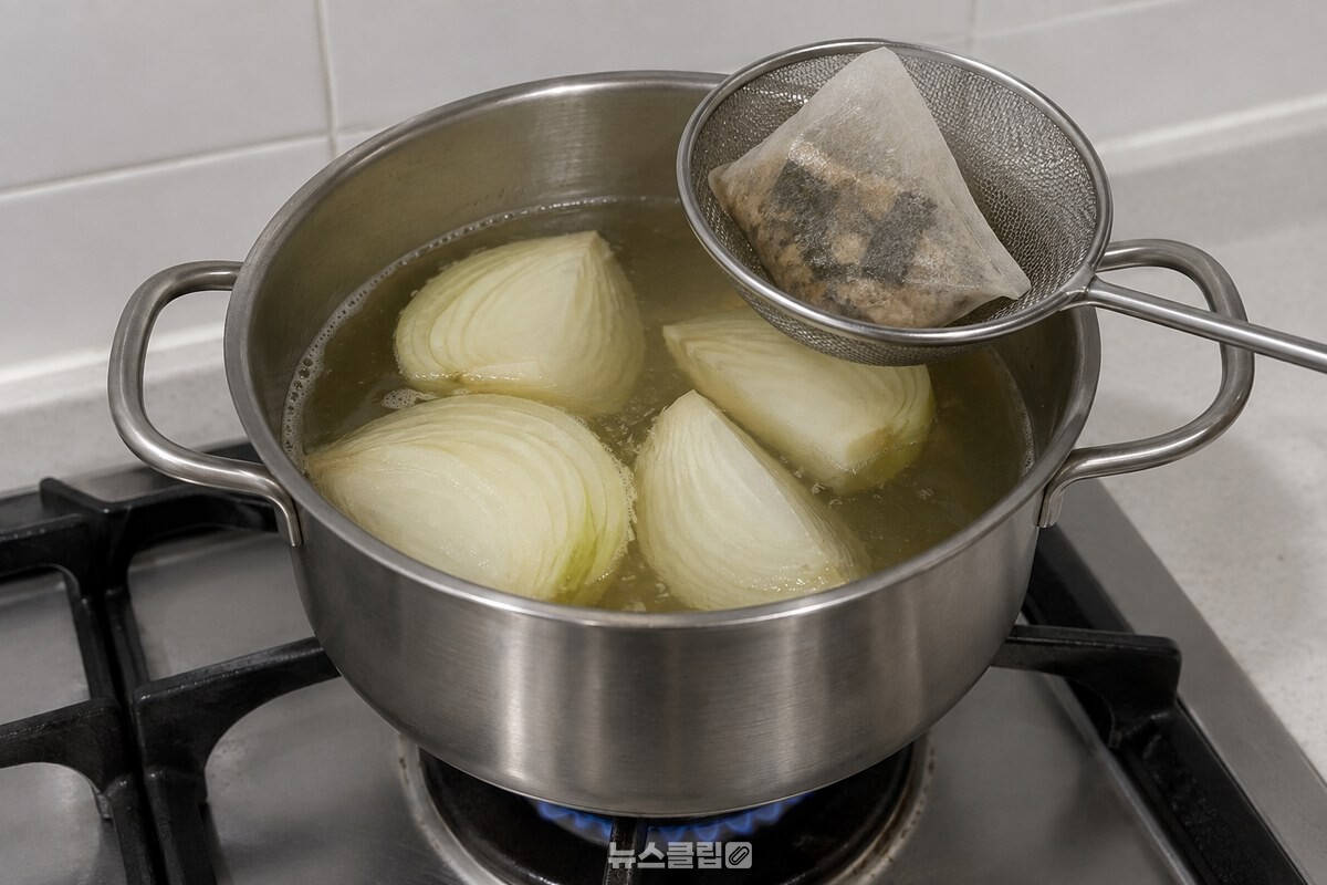 육수 냄비에서 가장자리가 반투명해진 큼직한 양파 조각. / 기사 이해를 돕기 위한 생성형 이미지