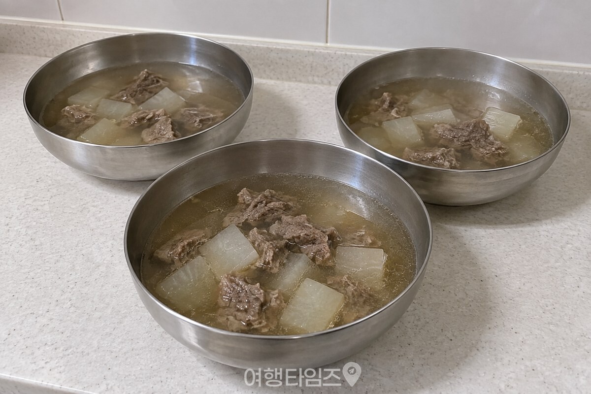 얕은 그릇에 나눈 국과 고기 조각을 뚜껑 없이 식히는 모습. / 기사 이해를 돕기 위한 생성형 이미지