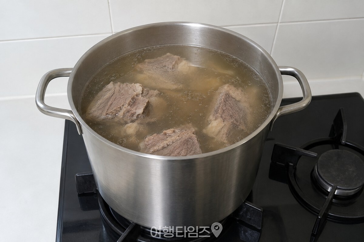 깊은 냄비 안에 국물과 큰 고기 조각이 담긴 채 식고 있는 모습. / 기사 이해를 돕기 위한 생성형 이미지
