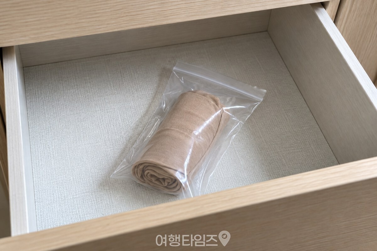발끝부터 돌돌 만 스타킹을 투명 비닐 팩에 넣어 서랍에 보관한 모습. / 기사 이해를 돕기 위한 생성형 이미지