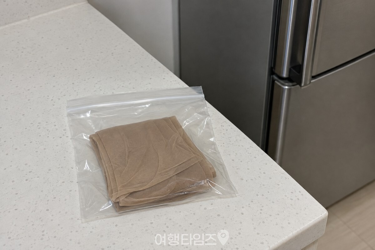 냉장실에서 꺼낸 스타킹 팩을 마른 주방 상판에 잠시 둔 모습. / 기사 이해를 돕기 위한 생성형 이미지