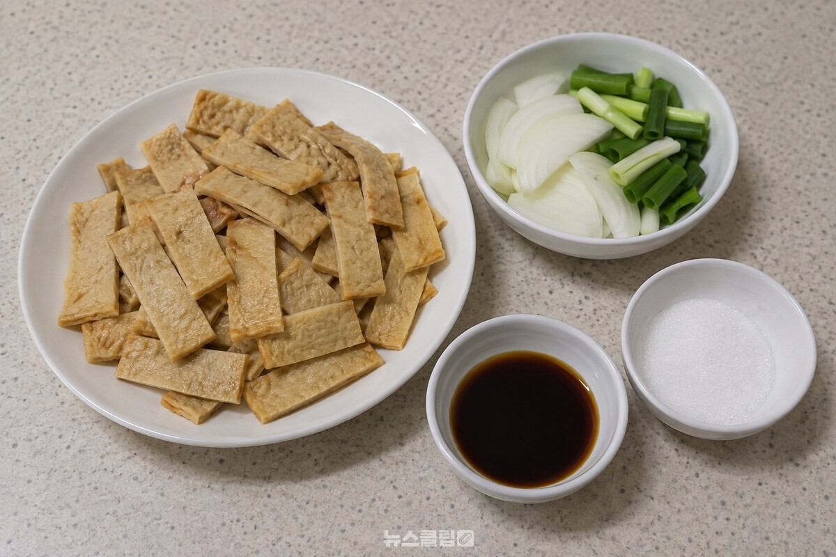 썰어 둔 어묵과 양파, 대파, 양념을 조리 전 깨끗한 조리대에 필요한 만큼 준비한 모습. / 기사 이해를 돕기 위한 생성형 이미지
