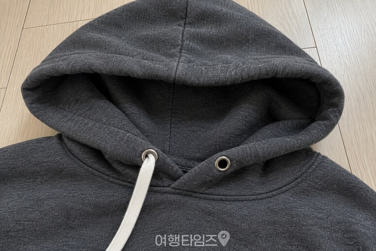 후드티 모자 구멍 한쪽으로 끈 끝이 들어간 모습. / 기사 이해를 돕기 위한 생성형 이미지