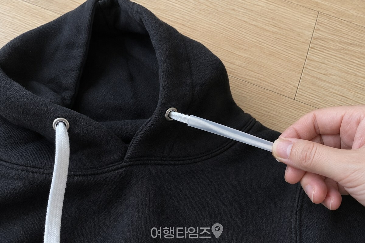 반대편 구멍으로 나온 빨대 끝을 손으로 잡아 빼는 모습. / 기사 이해를 돕기 위한 생성형 이미지