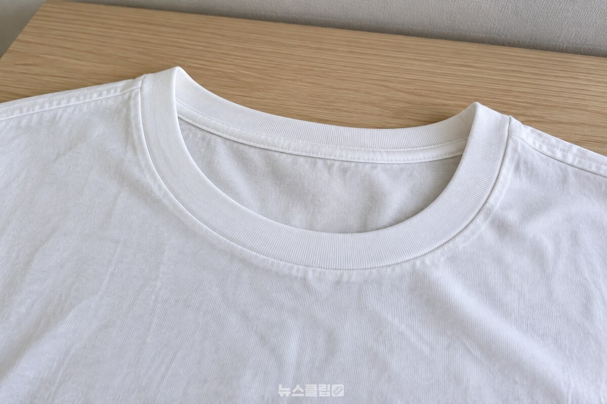 깨끗이 세탁한 흰 면 티셔츠의 목선과 섬유 결을 가까이에서 보여 준 모습. / 기사 이해를 돕기 위한 생성형 이미지