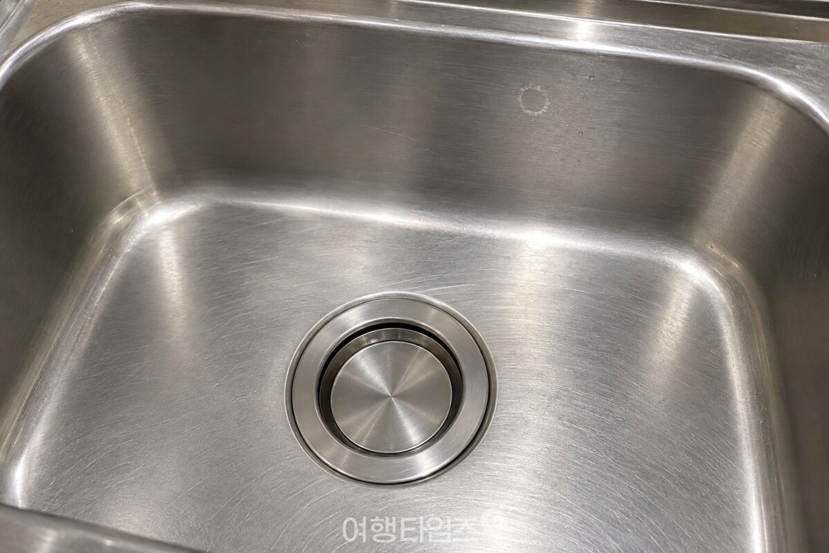 싱크볼 한쪽에만 옅은 흰 고리가 남고 나머지는 깨끗한 스테인리스 표면. / 기사 이해를 돕기 위한 생성형 이미지