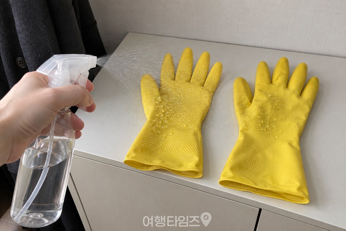 노란 고무장갑의 손바닥과 손등에 분무기 물을 고르게 뿌리고 있다. / 기사 이해를 돕기 위한 생성형 이미지