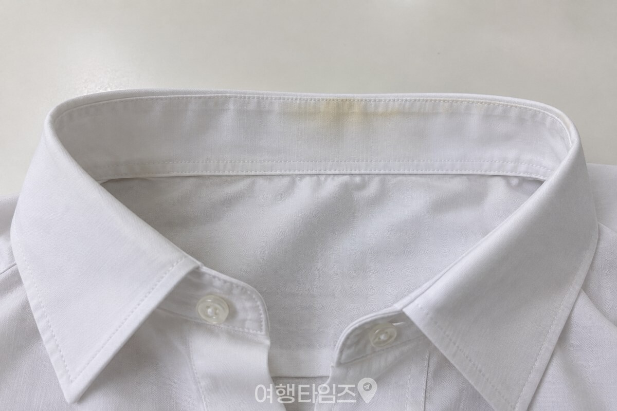 흰 셔츠 깃 안쪽의 한 부분에만 옅은 누런 기운이 남아 있는 근접 모습. / 기사 이해를 돕기 위한 생성형 이미지