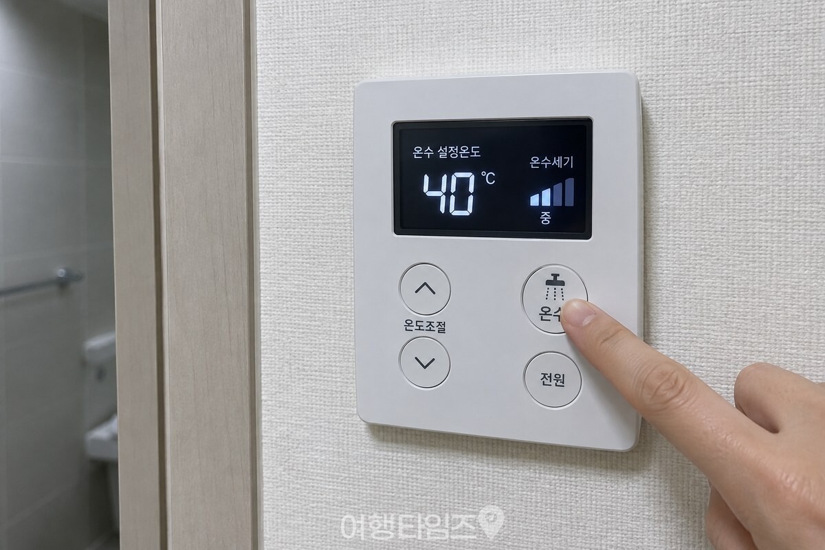 벽에 설치된 보일러 온도조절기 화면에 온수 40도와 중간 세기 표시가 보이는 모습. / 기사 이해를 돕기 위한 생성형 이미지