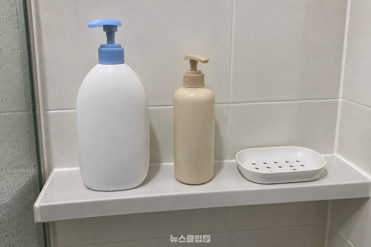 욕실 선반 위에 간격을 두고 놓인 샴푸통과 물 빠짐 비누받침 모습. / 기사 이해를 돕기 위한 생성형 이미지