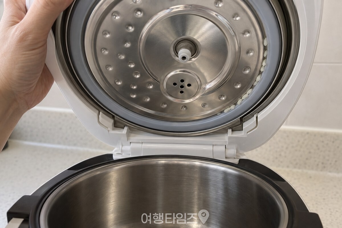 뚜껑 안쪽 커버 판과 고무 패킹 사이를 가까이에서 보여 주는 모습 / 기사 이해를 돕기 위한 생성형 이미지