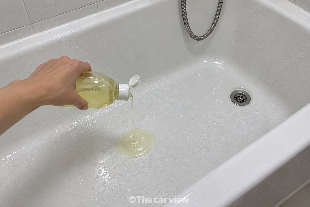 미지근한 물로 적신 욕조 바닥에 주방세제를 두른 준비 단계. / 기사 이해를 돕기 위한 생성형 이미지
