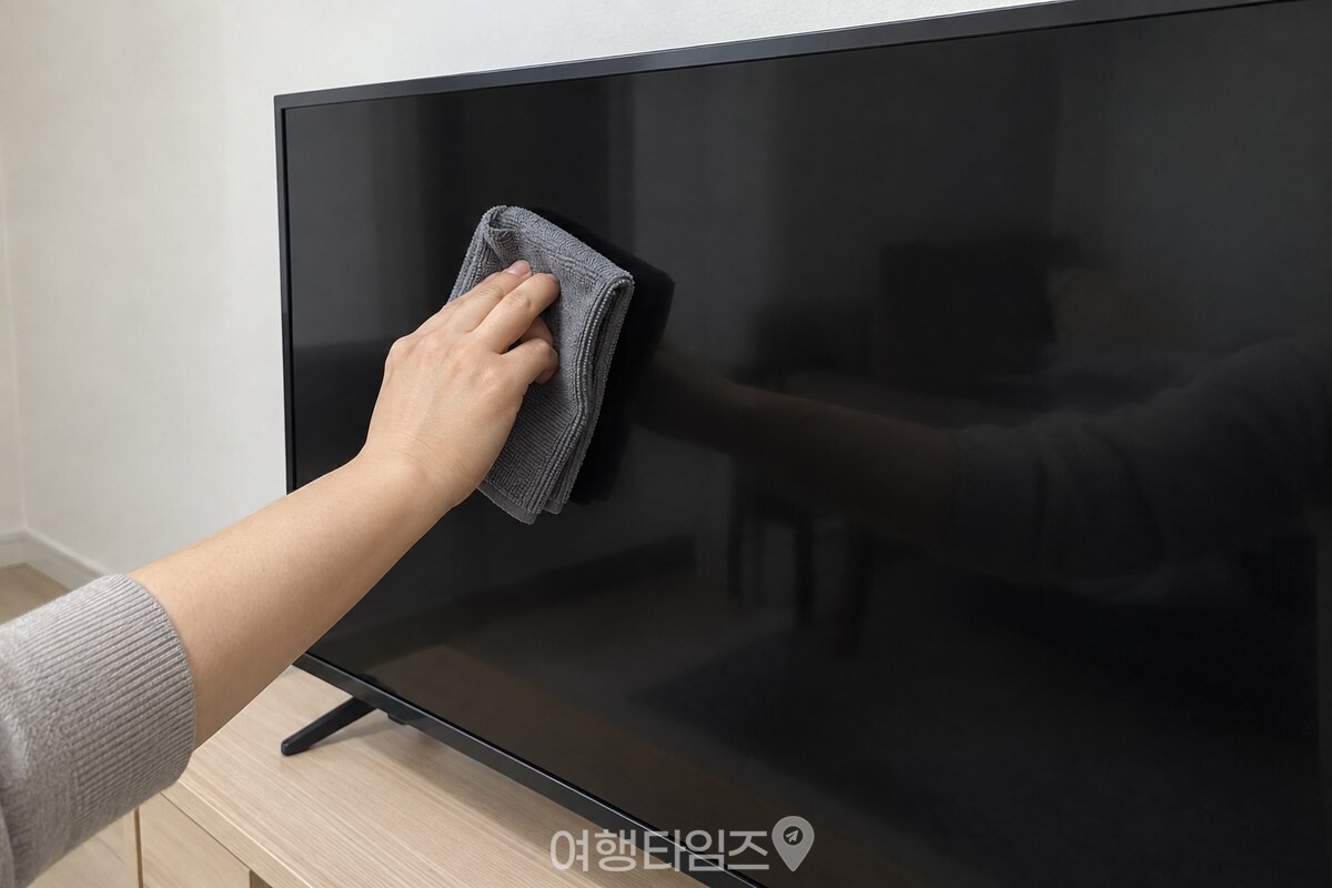 전원을 끈 TV 화면을 마른 극세사 천으로 한 방향으로 가볍게 닦는 모습. / 기사 이해를 돕기 위한 생성형 이미지