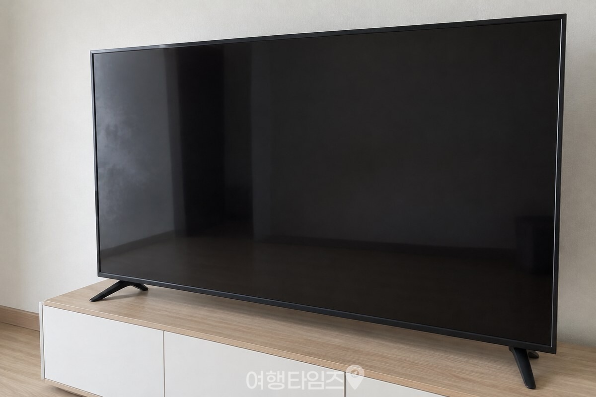 꺼진 TV 화면의 한쪽에만 옅은 먼지 막이 보이는 거실 장면. / 기사 이해를 돕기 위한 생성형 이미지
