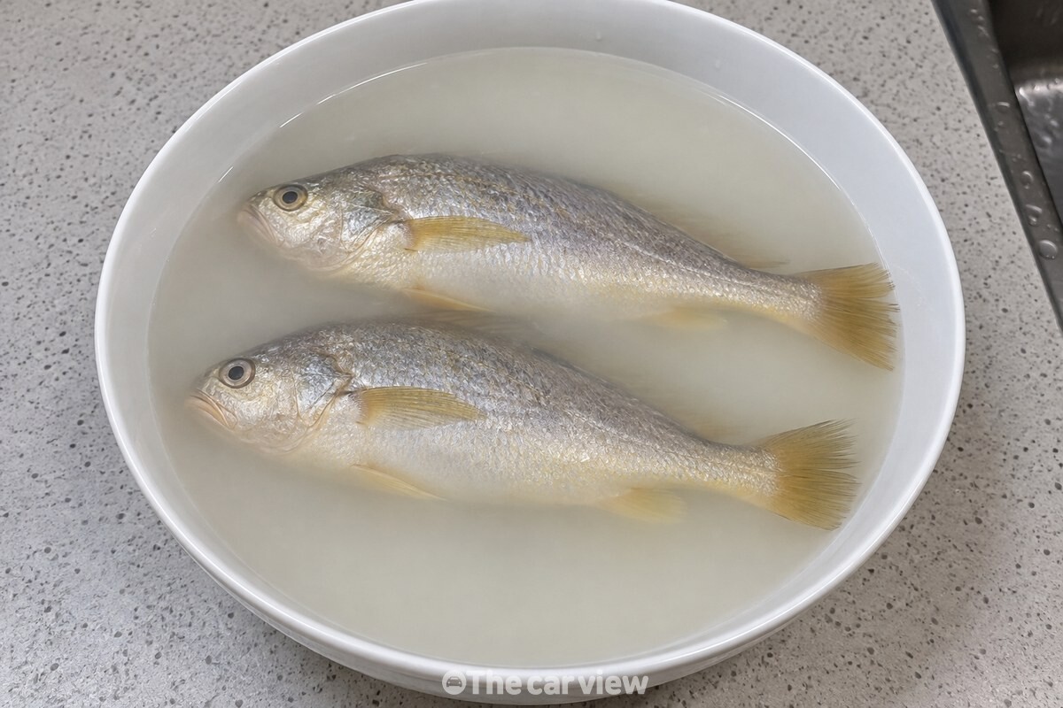 손질한 조기 두 마리가 쌀뜨물에 완전히 잠긴 상태. / 기사 이해를 돕기 위한 생성형 이미지
