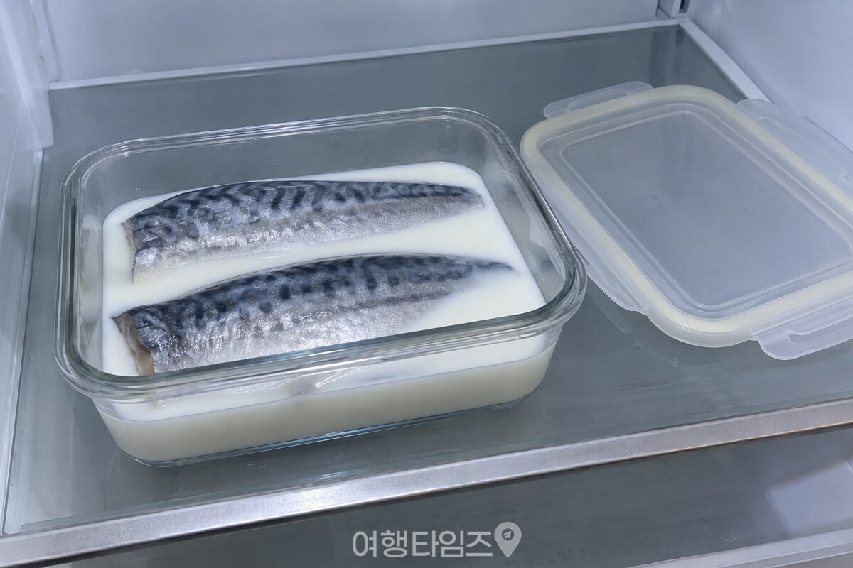 고등어 살이 반쯤 잠길 정도로 우유를 부어 둔 넓적한 그릇. / 기사 이해를 돕기 위한 생성형 이미지
