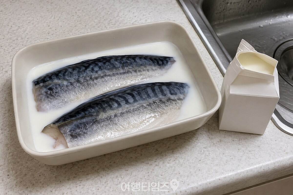 우유가 담긴 넓적한 그릇에 손질한 고등어 두 토막을 펼쳐 둔 모습. / 기사 이해를 돕기 위한 생성형 이미지