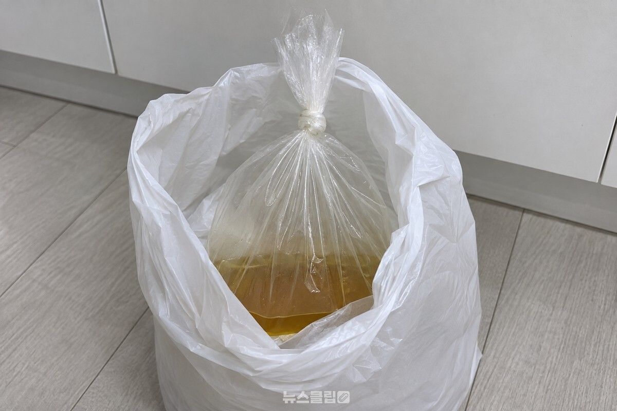 투명 비닐봉지 안에 액체 상태의 식은 기름이 고여 있고, 봉지 입구가 단단히 묶여 있다. / 기사 이해를 돕기 위한 생성형 이미지