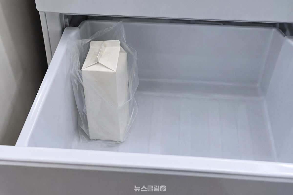 비닐봉지에 한 번 더 넣은 밀봉 우유팩을 냉동실 구석에 세워 둔 모습이다. / 기사 이해를 돕기 위한 생성형 이미지