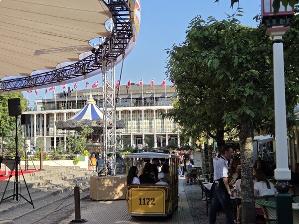 티볼리 가든 내부 풍경. 해가 지면 곳곳에 조명이 켜져 낮과는 또 다른 낭만적인 풍경을 만들어낸다.