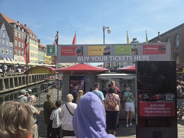 코펜하겐 운하 투어의 대표적인 출발지 뉘하운(Nyhavn) 선착장