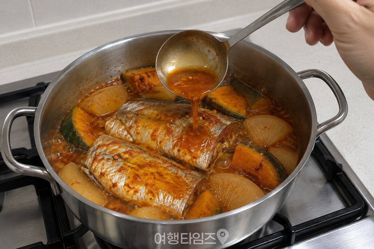 국자로 걸쭉해진 조림 국물을 갈치 위에 끼얹는 모습. / 기사 이해를 돕기 위한 생성형 이미지