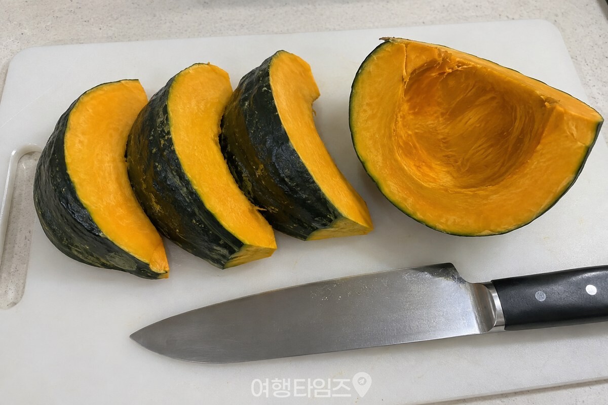 씨를 긁어낸 단호박을 껍질째 2cm 두께로 썬 모습. / 기사 이해를 돕기 위한 생성형 이미지