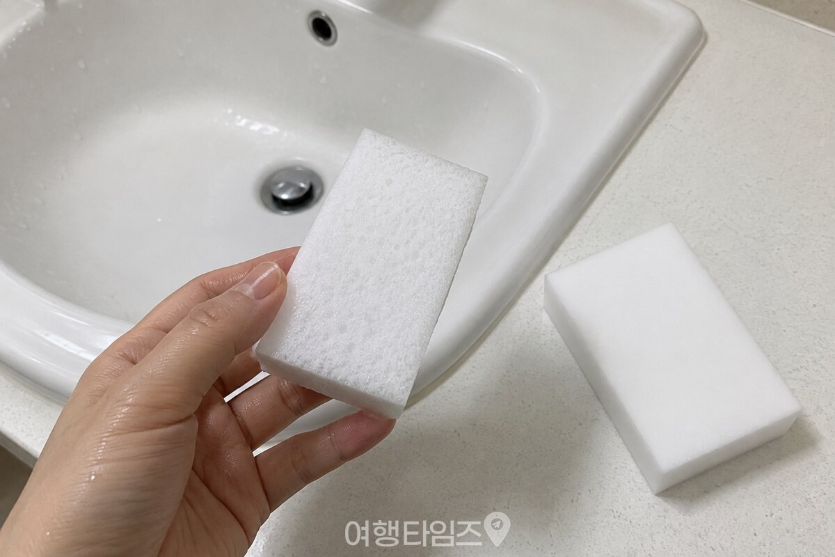 물에 적신 흰색 매직블럭의 단면과 촘촘한 거품 구조를 가까이에서 보여 주는 모습. / 기사 이해를 돕기 위한 생성형 이미지