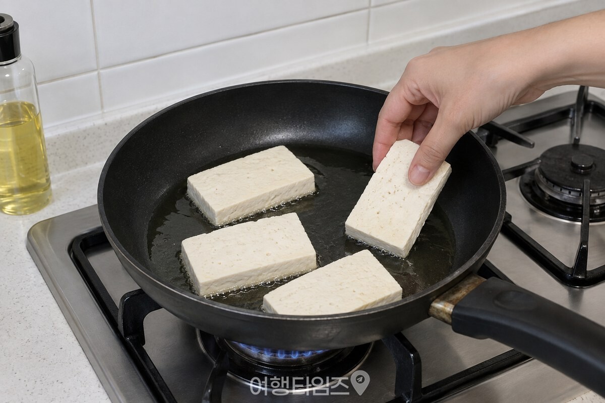 얇게 두른 기름 위에 서로 닿지 않게 단단한 두부를 올린 프라이팬. / 기사 이해를 돕기 위한 생성형 이미지