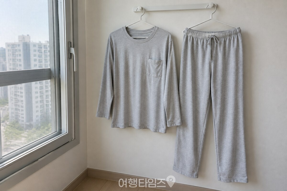 침실 창가 가까운 옷걸이에 면 잠옷 상·하의를 펼쳐 걸어 둔 모습. / 기사 이해를 돕기 위한 생성형 이미지