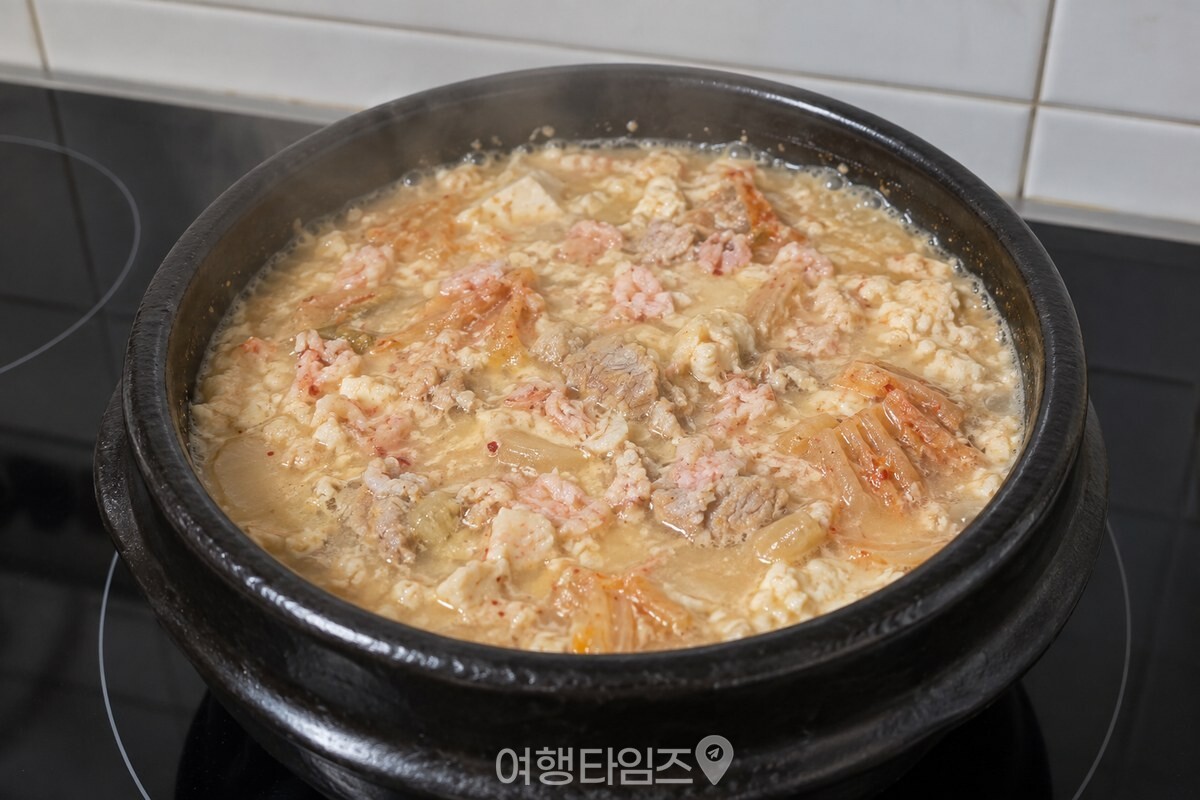 뚝배기에 담긴 뽀얗고 걸쭉한 콩비지찌개 표면에 새우젓이 고르게 풀려 있다. / 기사 이해를 돕기 위한 생성형 이미지