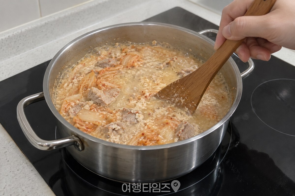 끓는 콩비지찌개 냄비 바닥을 나무주걱으로 저어 주고 있다. / 기사 이해를 돕기 위한 생성형 이미지
