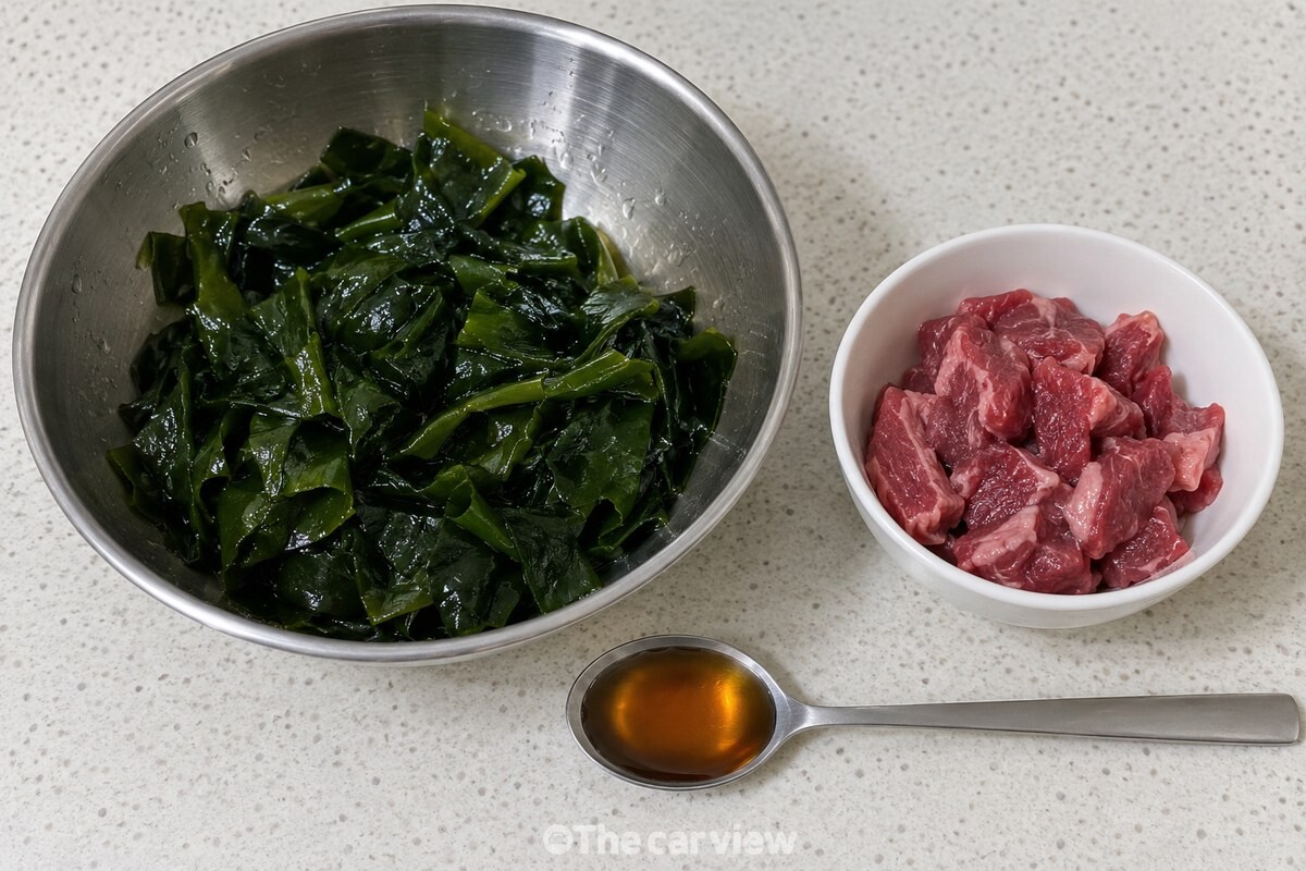 불린 미역과 국거리 소고기, 멸치액젓 한 스푼을 조리 전 준비한 모습. / 기사 이해를 돕기 위한 생성형 이미지