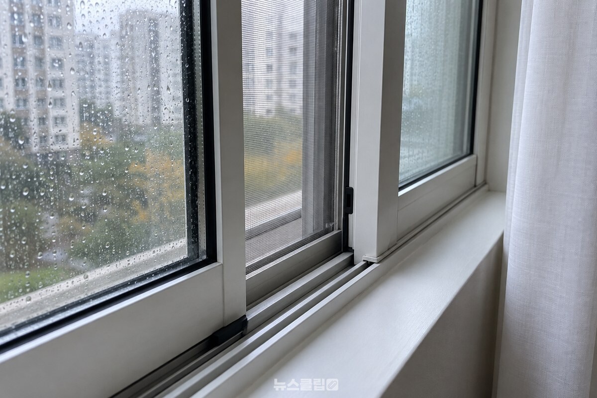 비가 내리는 날 미닫이 창의 바깥창과 안쪽창을 엇갈리게 열어 둔 방 창가 모습. / 기사 이해를 돕기 위한 생성형 이미지