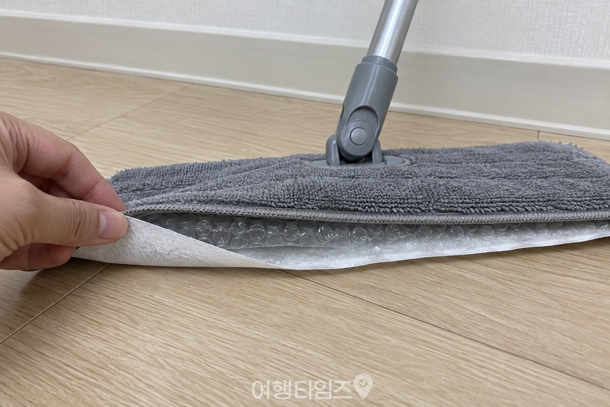 투명 뽁뽁이의 돌기 면을 아래로 향하게 패드와 청소포 사이에 넣은 단면. / 기사 이해를 돕기 위한 생성형 이미지