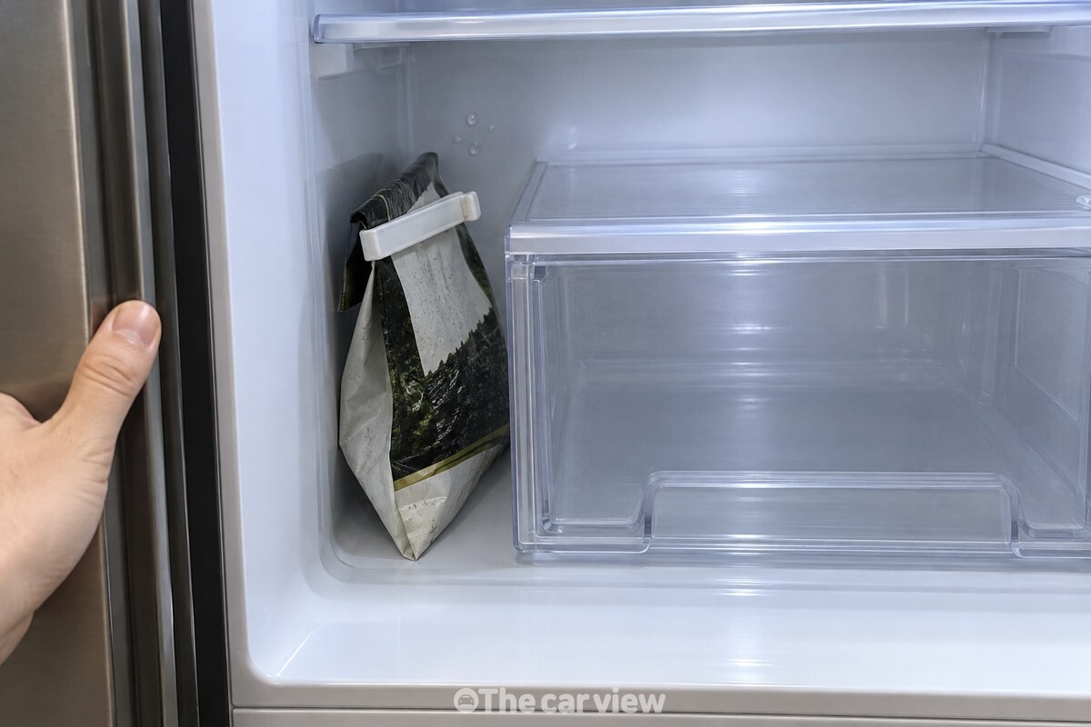 냉장고 채소칸 옆에 집게로 접은 김 봉지가 놓인 모습. / 기사 이해를 돕기 위한 생성형 이미지