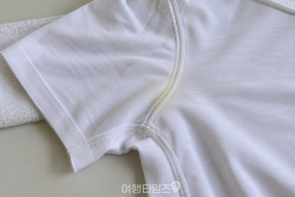 흰 티셔츠 겨드랑이 봉제선 주변의 옅은 누런 자국을 가까이에서 담은 모습. / 기사 이해를 돕기 위한 생성형 이미지