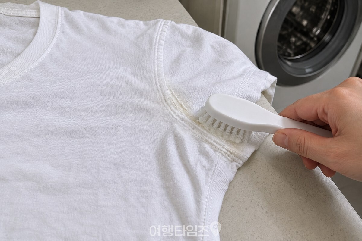 마른 흰 티셔츠의 겨드랑이 부분에 혼합물을 얇게 펴 바르는 모습. / 기사 이해를 돕기 위한 생성형 이미지