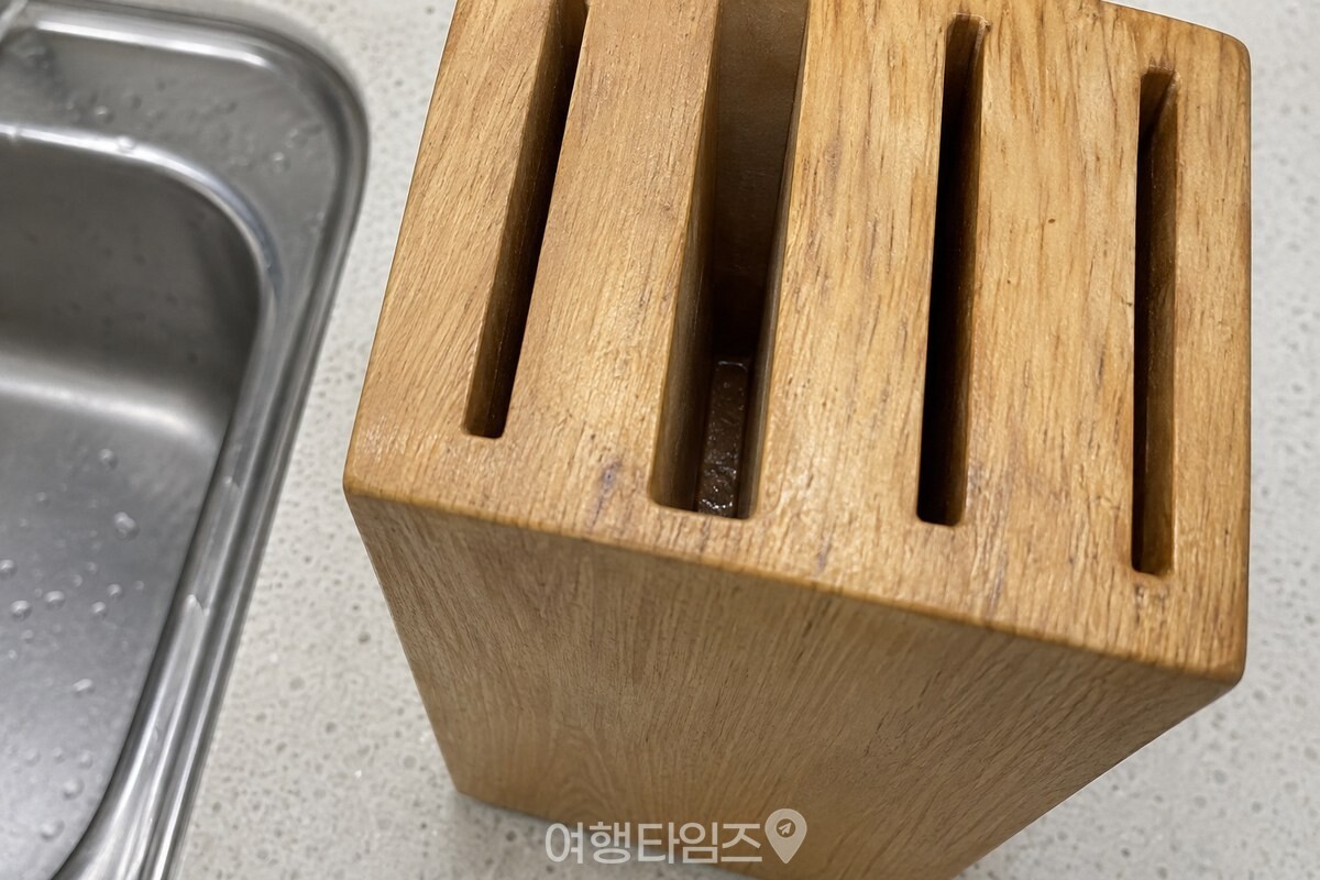 위쪽만 열린 나무 칼꽂이의 좁은 칼 홈을 가까이서 본 모습. / 기사 이해를 돕기 위한 생성형 이미지