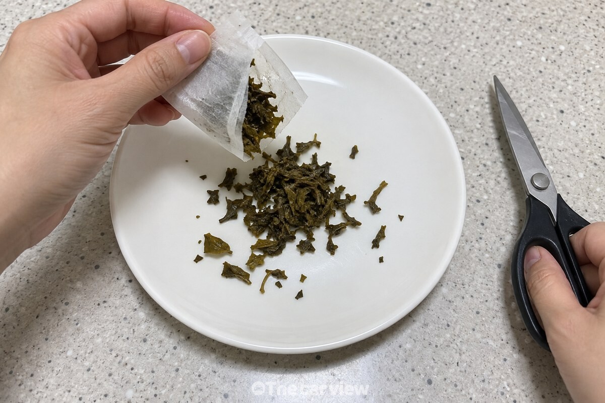 가위로 연 티백에서 젖은 녹차 잎을 깨끗한 흰 접시에 옮기는 모습. / 기사 이해를 돕기 위한 생성형 이미지