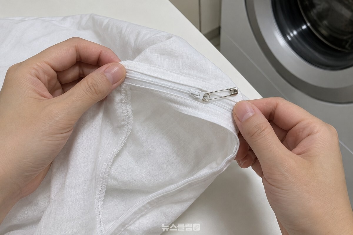 안전핀으로 슬라이더 고리와 옆 원단을 함께 고정한 뒤집은 베개 커버. / 기사 이해를 돕기 위한 생성형 이미지