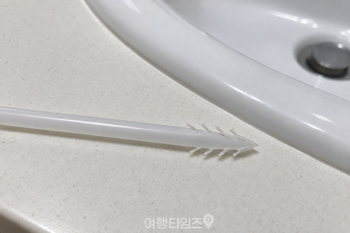 양쪽 옆면의 사선 칼집을 바깥으로 세워 갈고리 모양을 만든 빨대 / 기사 이해를 돕기 위한 생성형 이미지