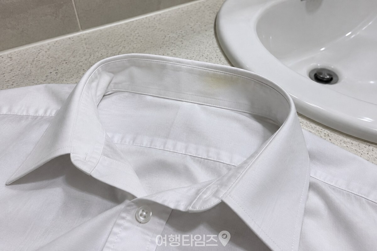 흰 셔츠 목깃 안쪽의 옅은 누런 테가 가까이 보인다. / 기사 이해를 돕기 위한 생성형 이미지