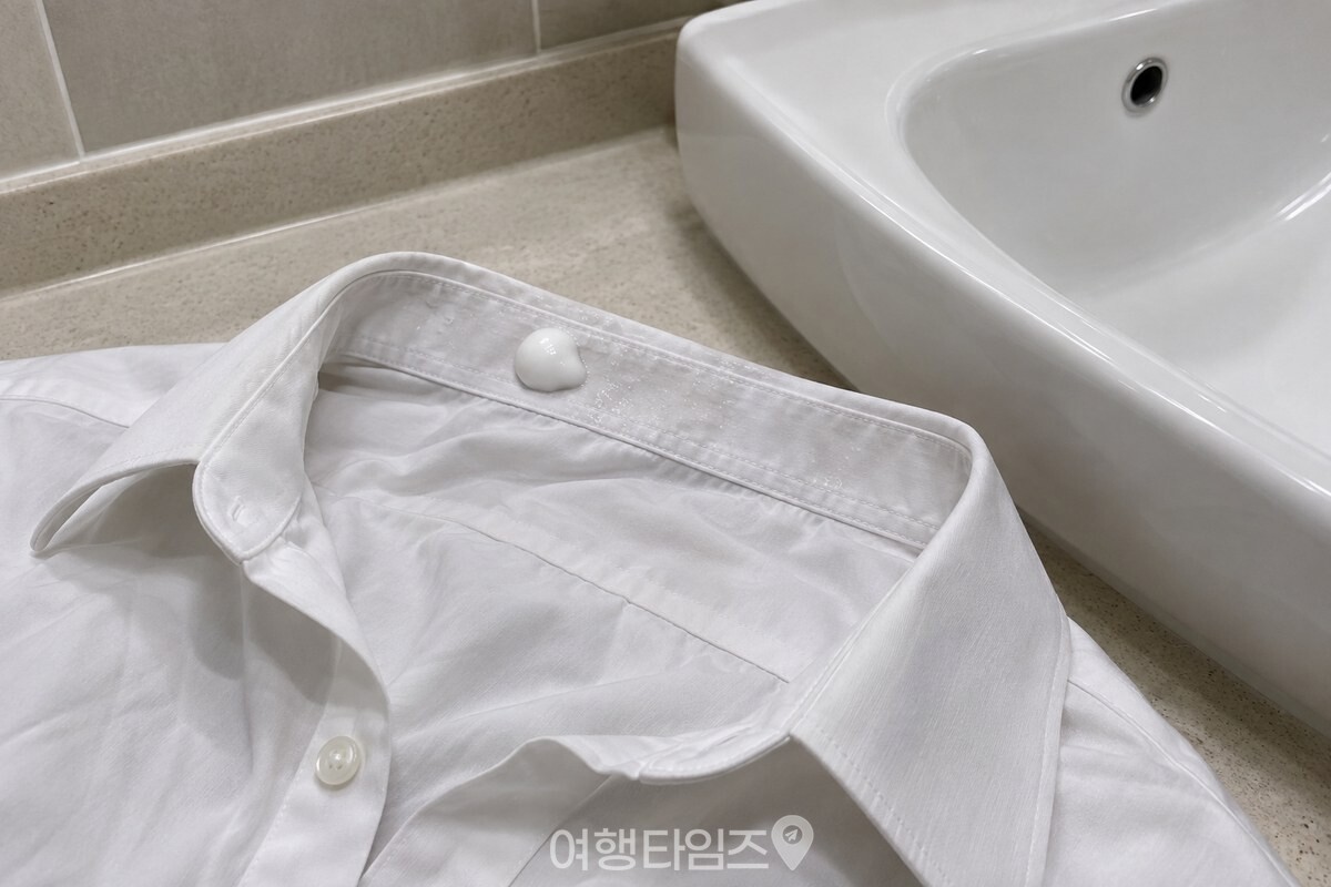 미지근한 물에 적신 흰 셔츠 목깃 위에 폼클렌징을 콩알만큼 올려 둔 모습이다. / 기사 이해를 돕기 위한 생성형 이미지