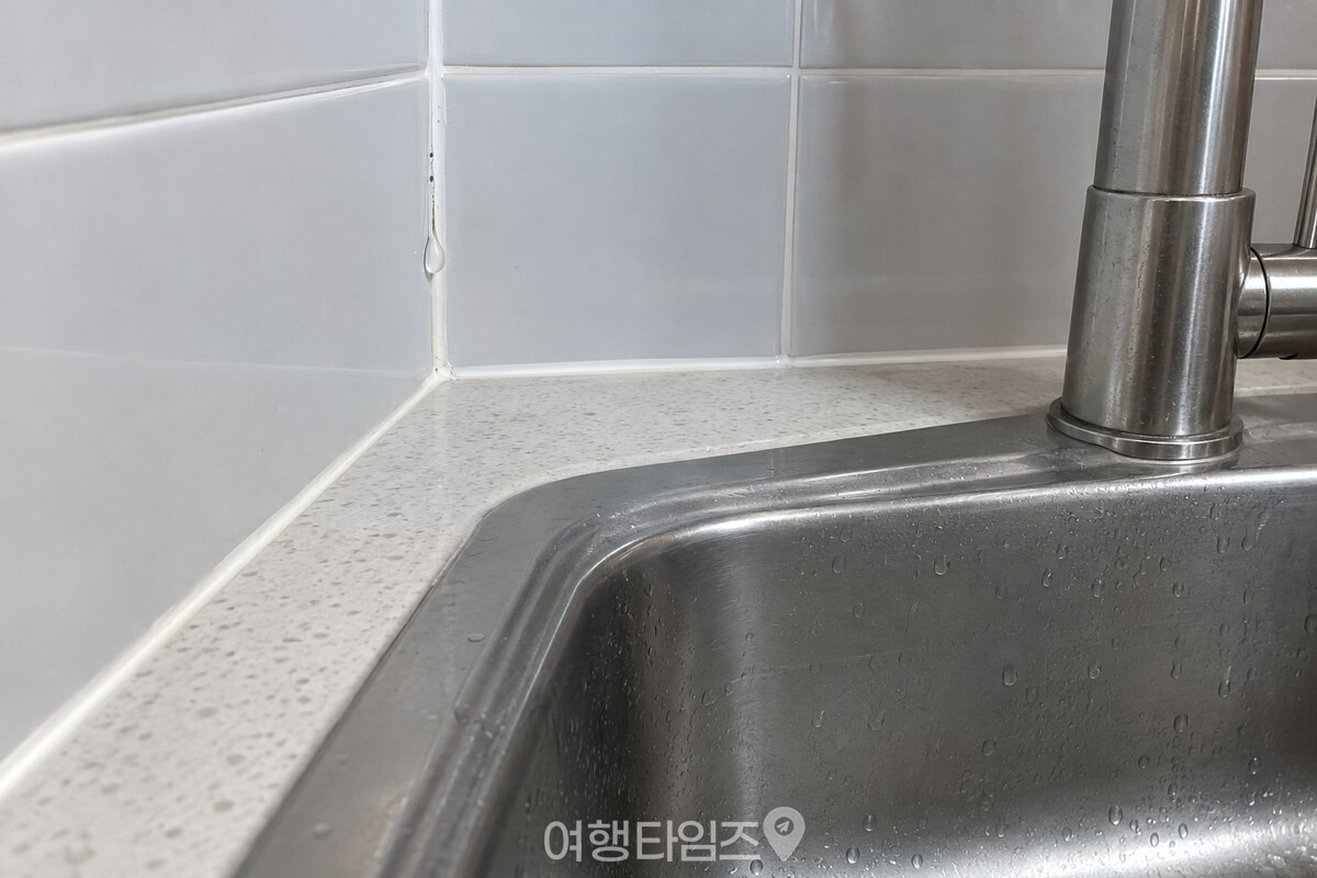 세로로 된 싱크대 실리콘 이음새에서 희석한 락스 방울이 아래로 흐르는 모습 / 기사 이해를 돕기 위한 생성형 이미지