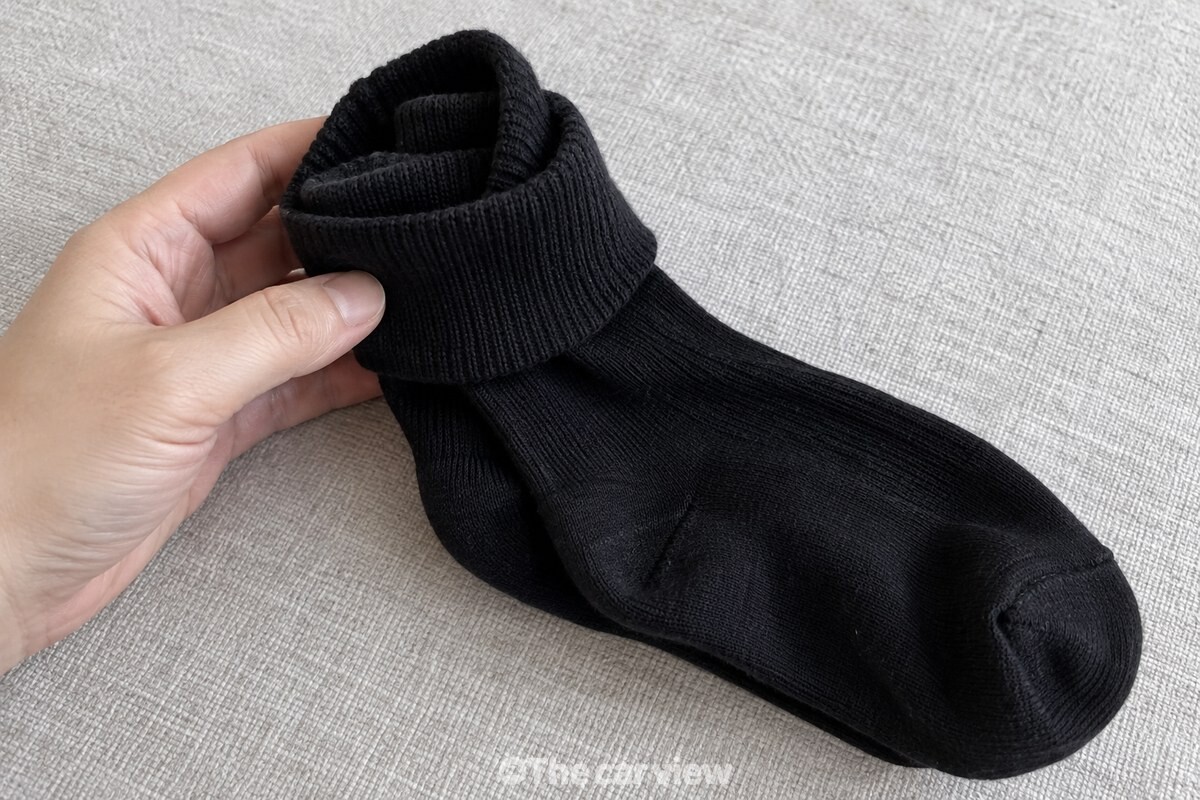 한쪽 양말의 발목 입구가 두 짝을 감싸며 넓게 벌어진 모습. / 기사 이해를 돕기 위한 생성형 이미지