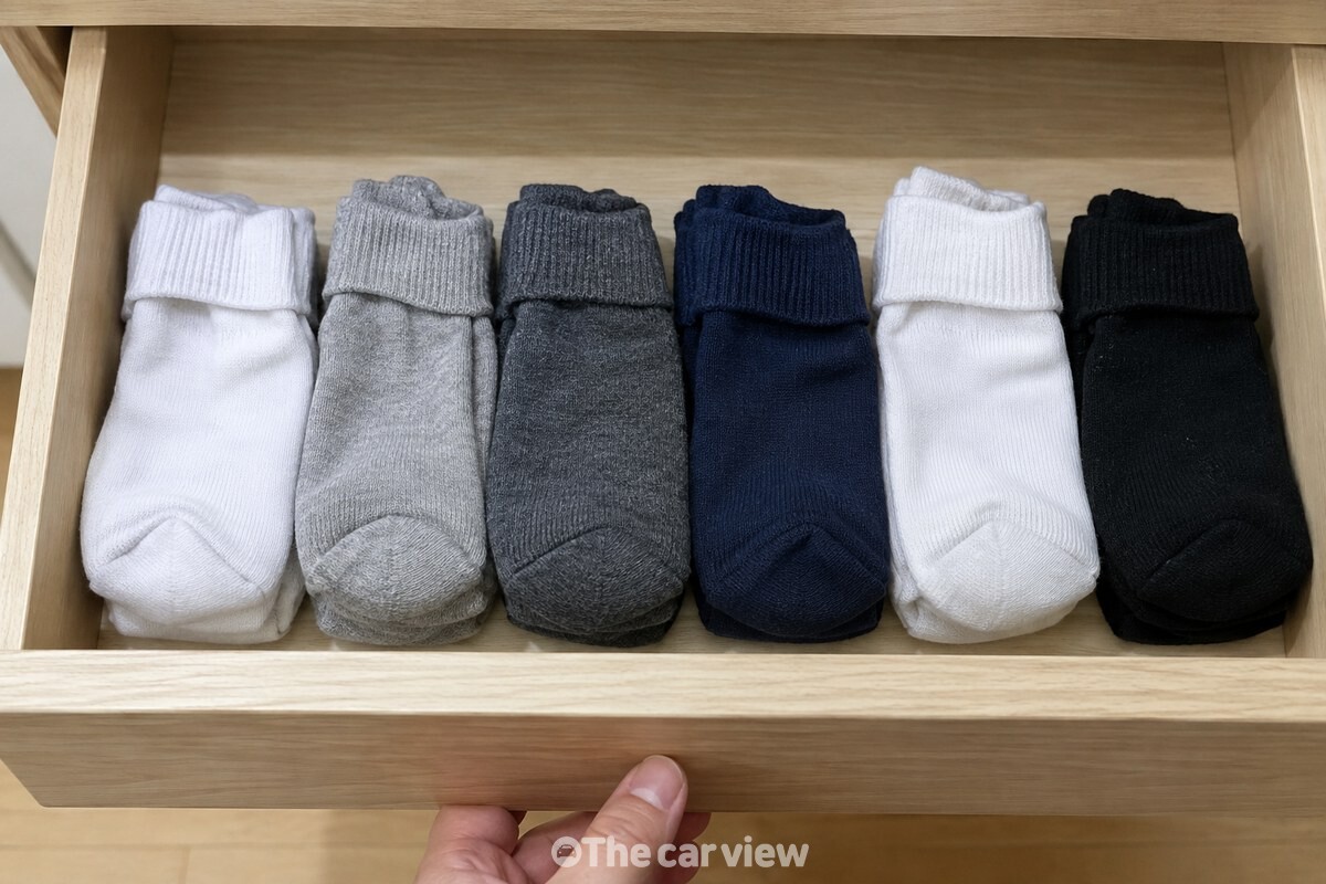 서랍 안에 같은 방향으로 세워 둔 납작한 사각 양말 묶음. / 기사 이해를 돕기 위한 생성형 이미지